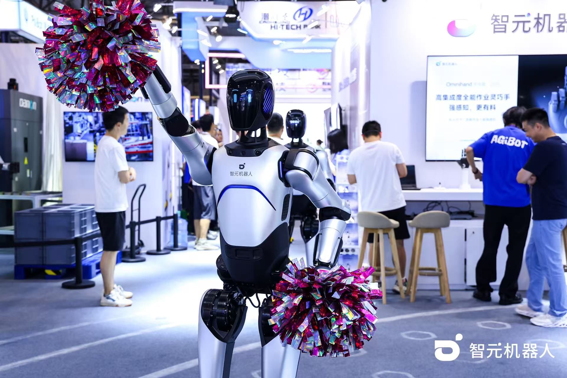 易游电竞机器人 WAIC 首日展台火爆，机器人家族集体打工忙不停